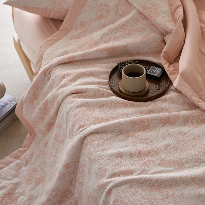 91家纺网 家纺一手货源 找家纺 宜代光年 2025新款60s水洗棉全棉提花夏被 牡丹-粉