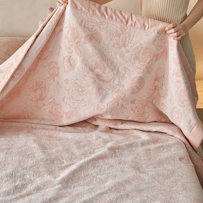 91家纺网 家纺一手货源 找家纺 宜代光年 2025新款60s水洗棉全棉提花夏被 牡丹-粉