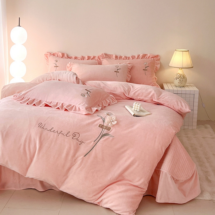 91家纺网 家纺一手货源 找家纺 （总）梦莱斯 2025新款全消光床盖款牛奶绒刺绣四件套-山茶花