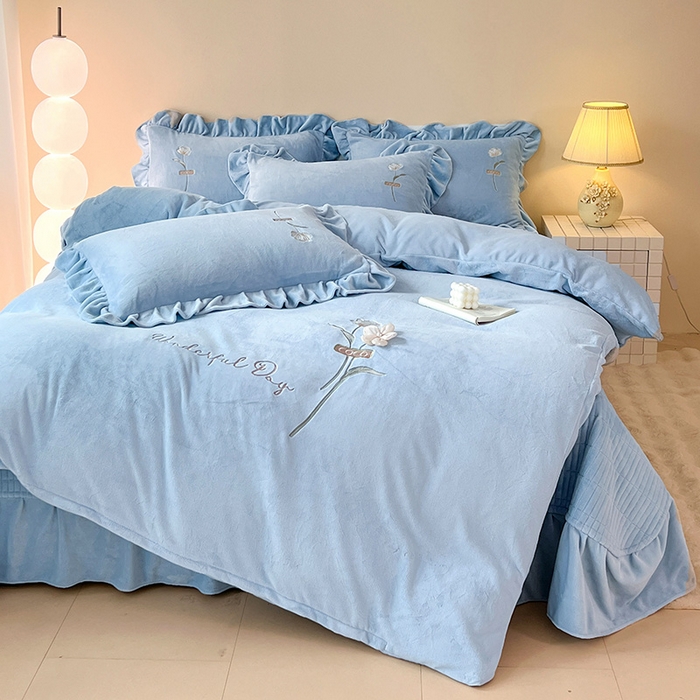 91家纺网 家纺一手货源 找家纺 （总）梦莱斯 2025新款全消光床盖款牛奶绒刺绣四件套-山茶花