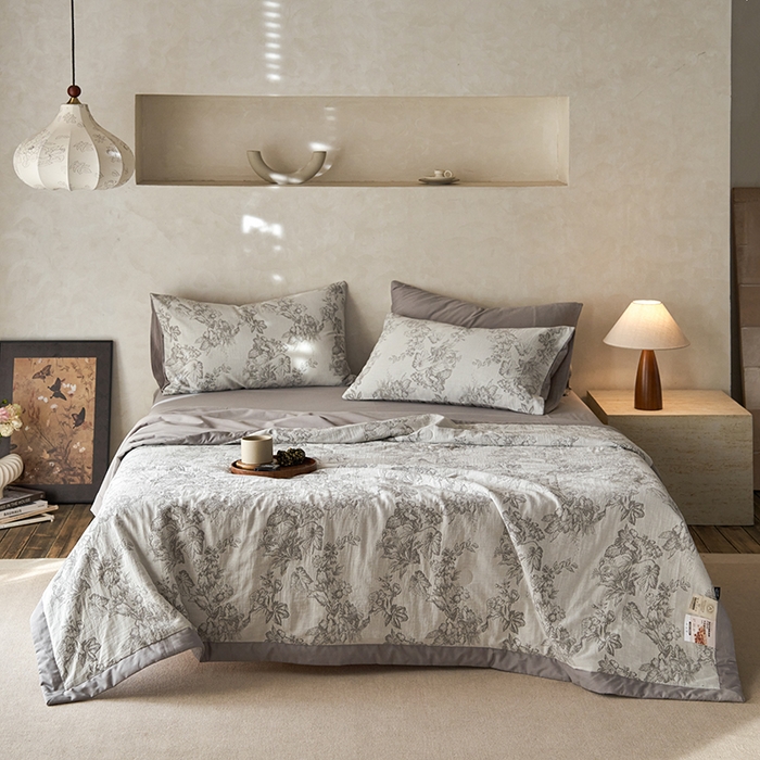 91家纺网 家纺一手货源 找家纺 宜代光年 2025新款60s水洗棉全棉提花夏被 执笔水墨-灰