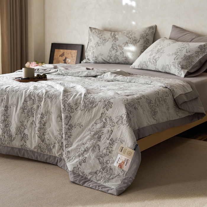 91家纺网 家纺一手货源 找家纺 宜代光年 2025新款60s水洗棉全棉提花夏被 执笔水墨-灰