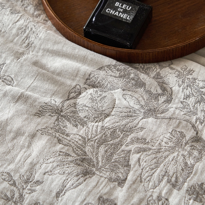 91家纺网 家纺一手货源 找家纺 宜代光年 2025新款60s水洗棉全棉提花夏被 执笔水墨-灰