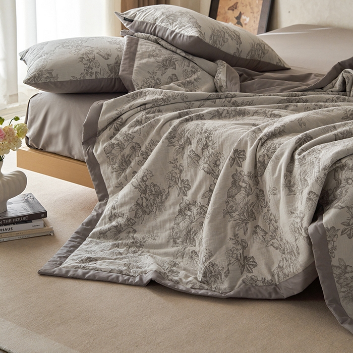 91家纺网 家纺一手货源 找家纺 宜代光年 2025新款60s水洗棉全棉提花夏被 执笔水墨-灰