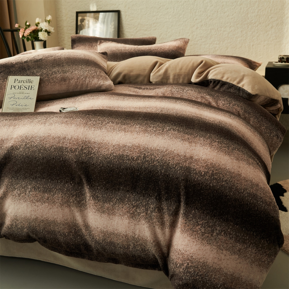 91家纺网 家纺一手货源 找家纺 金鹰 2025新款A类数码印花牛奶绒四件套绒套件 朝思暮想