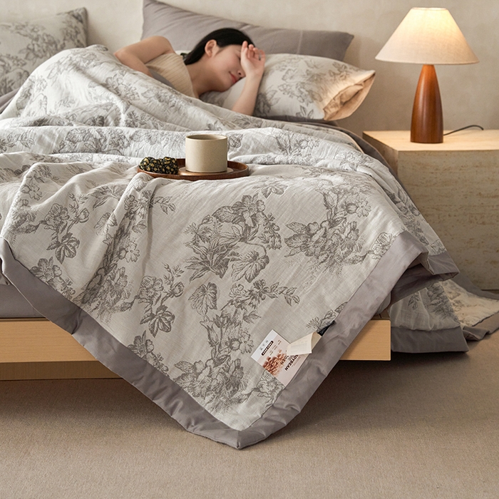 91家纺网 家纺一手货源 找家纺 宜代光年 2025新款60s水洗棉全棉提花夏被 执笔水墨-灰