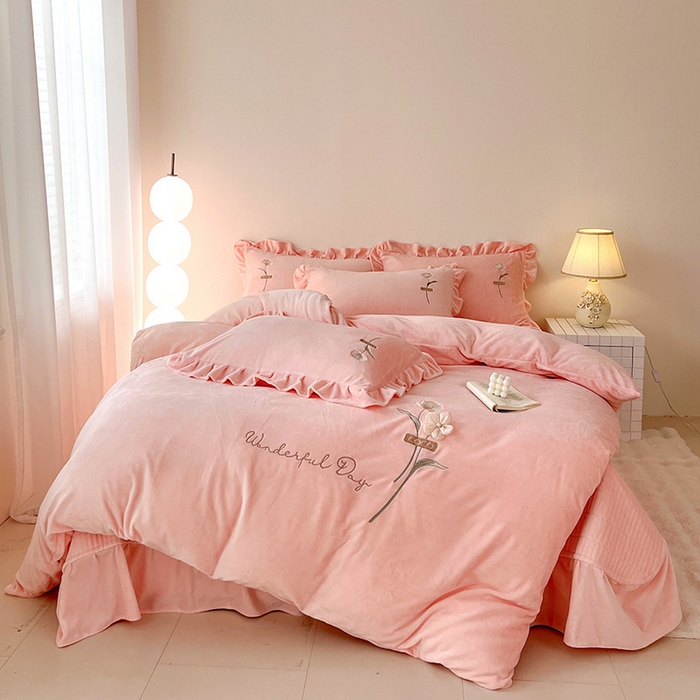 91家纺网 家纺一手货源 找家纺 （总）梦莱斯 2025新款全消光床盖款牛奶绒刺绣四件套-山茶花