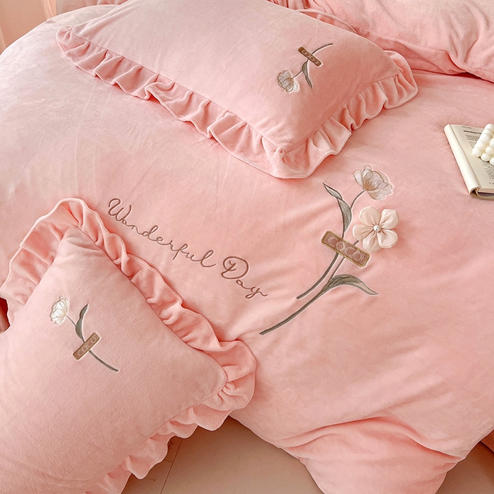 91家纺网 家纺一手货源 找家纺 （总）梦莱斯 2025新款全消光床盖款牛奶绒刺绣四件套-山茶花