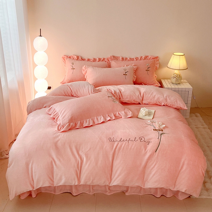 91家纺网 家纺一手货源 找家纺 （总）梦莱斯 2025新款全消光床盖款牛奶绒刺绣四件套-山茶花