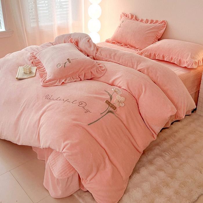 91家纺网 家纺一手货源 找家纺 （总）梦莱斯 2025新款全消光床盖款牛奶绒刺绣四件套-山茶花