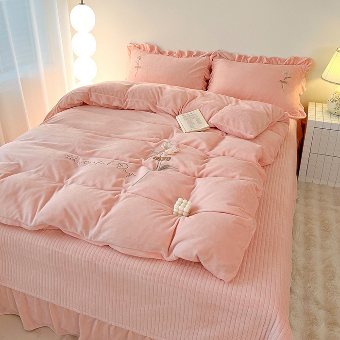 91家纺网 家纺一手货源 找家纺 （总）梦莱斯 2025新款全消光床盖款牛奶绒刺绣四件套-山茶花