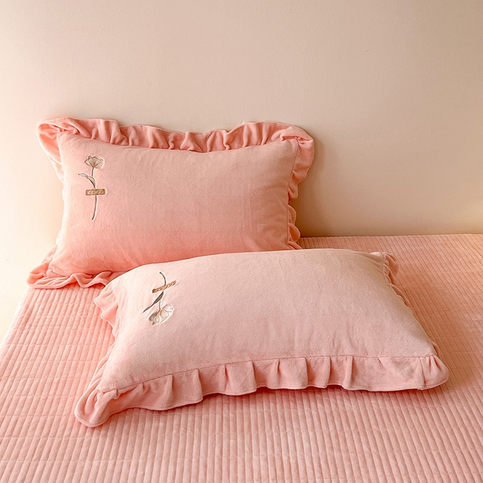 91家纺网 家纺一手货源 找家纺 （总）梦莱斯 2025新款全消光床盖款牛奶绒刺绣四件套-山茶花