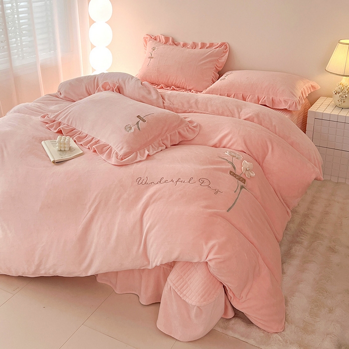 91家纺网 家纺一手货源 找家纺 （总）梦莱斯 2025新款全消光床盖款牛奶绒刺绣四件套-山茶花