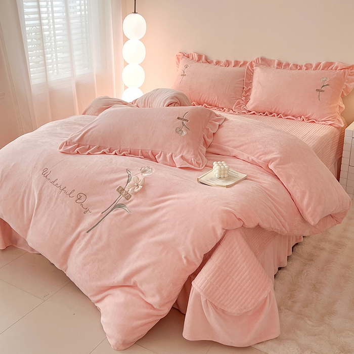 91家纺网 家纺一手货源 找家纺 （总）梦莱斯 2025新款全消光床盖款牛奶绒刺绣四件套-山茶花