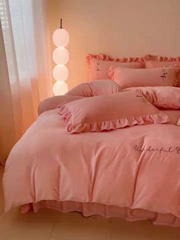 91家纺网 家纺一手货源 找家纺 （总）梦莱斯 2025新款全消光床盖款牛奶绒刺绣四件套-山茶花