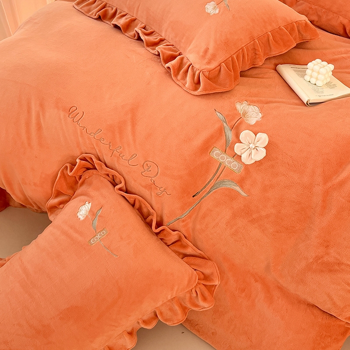 91家纺网 家纺一手货源 找家纺 梦莱斯 2025新款全消光床盖款牛奶绒刺绣四件套-山茶花 山茶花-橙