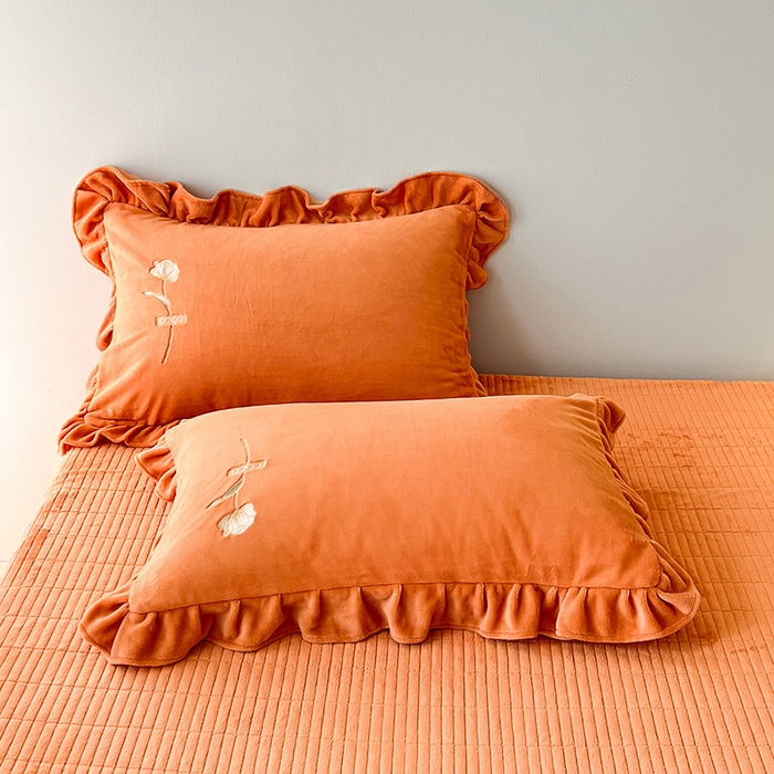 91家纺网 家纺一手货源 找家纺 梦莱斯 2025新款全消光床盖款牛奶绒刺绣四件套-山茶花 山茶花-橙