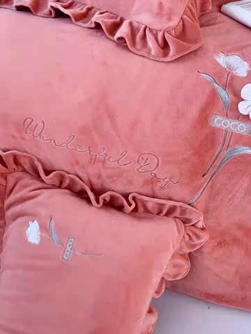 91家纺网 家纺一手货源 找家纺 梦莱斯 2025新款全消光床盖款牛奶绒刺绣四件套-山茶花 山茶花-橙