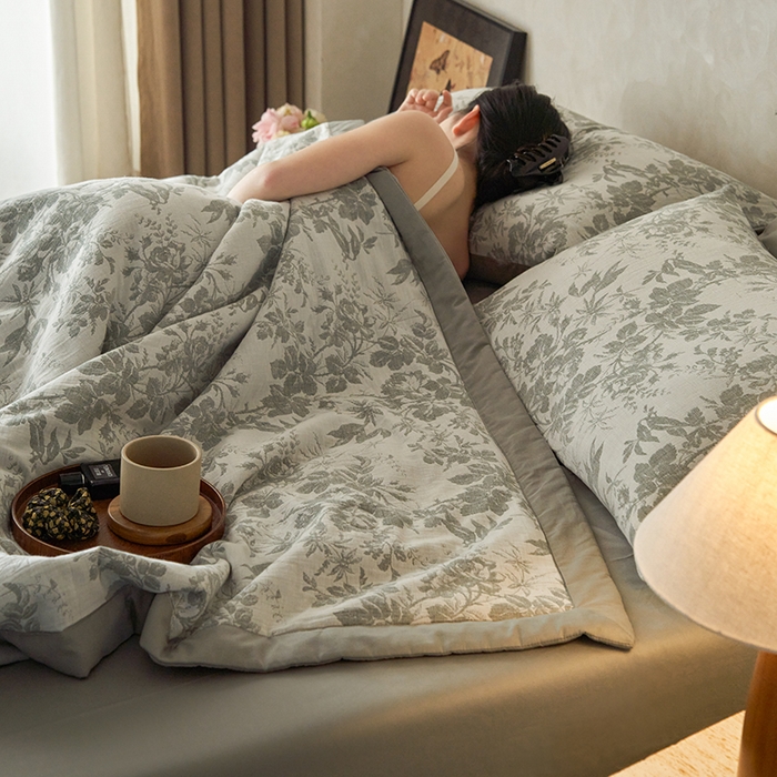 91家纺网 家纺一手货源 找家纺 宜代光年 2025新款60s水洗棉全棉提花夏被 繁花-绿