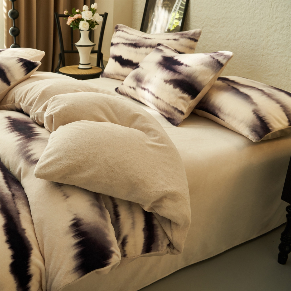 91家纺网 家纺一手货源 找家纺 金鹰 2025新款A类数码印花牛奶绒四件套绒套件 迟迟晚云