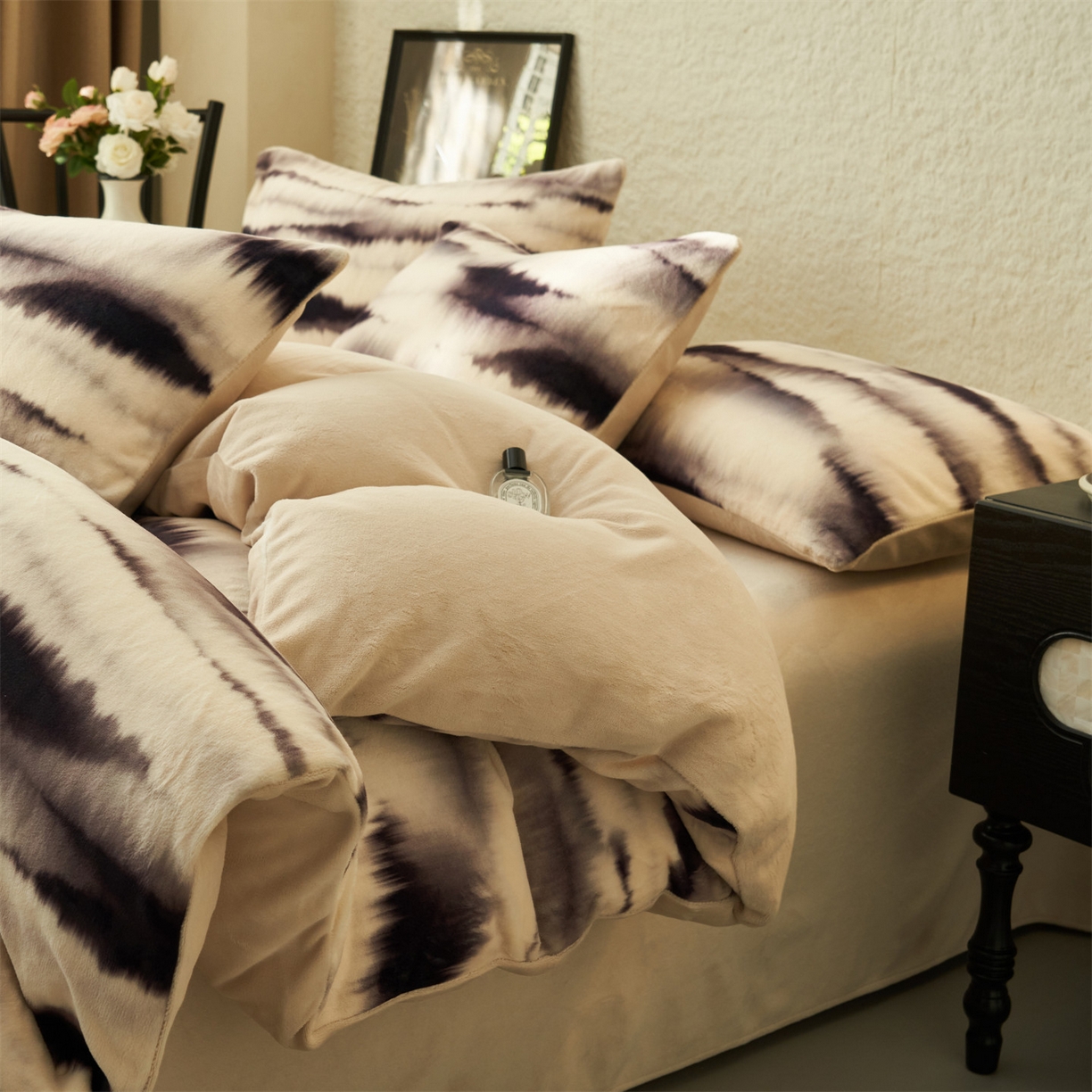 91家纺网 家纺一手货源 找家纺 金鹰 2025新款A类数码印花牛奶绒四件套绒套件 迟迟晚云