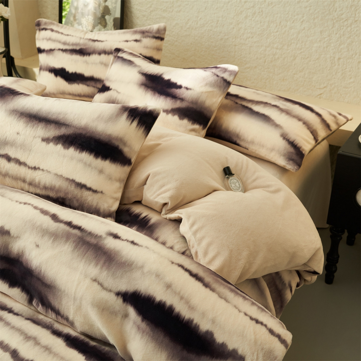 91家纺网 家纺一手货源 找家纺 金鹰 2025新款A类数码印花牛奶绒四件套绒套件 迟迟晚云