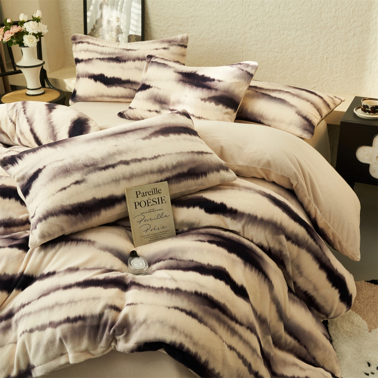 91家纺网 家纺一手货源 找家纺 金鹰 2025新款A类数码印花牛奶绒四件套绒套件 迟迟晚云