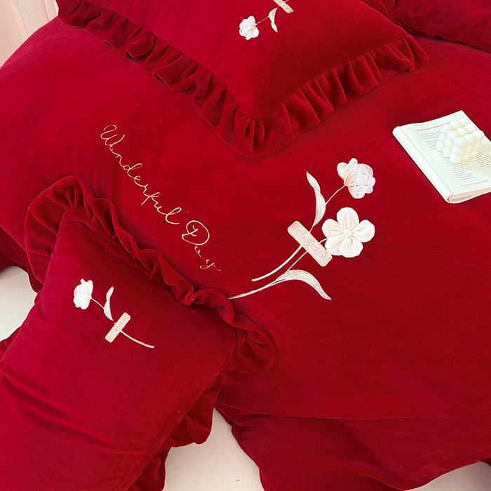 91家纺网 家纺一手货源 找家纺 梦莱斯 2025新款全消光床盖款牛奶绒刺绣四件套-山茶花 山茶花-大红