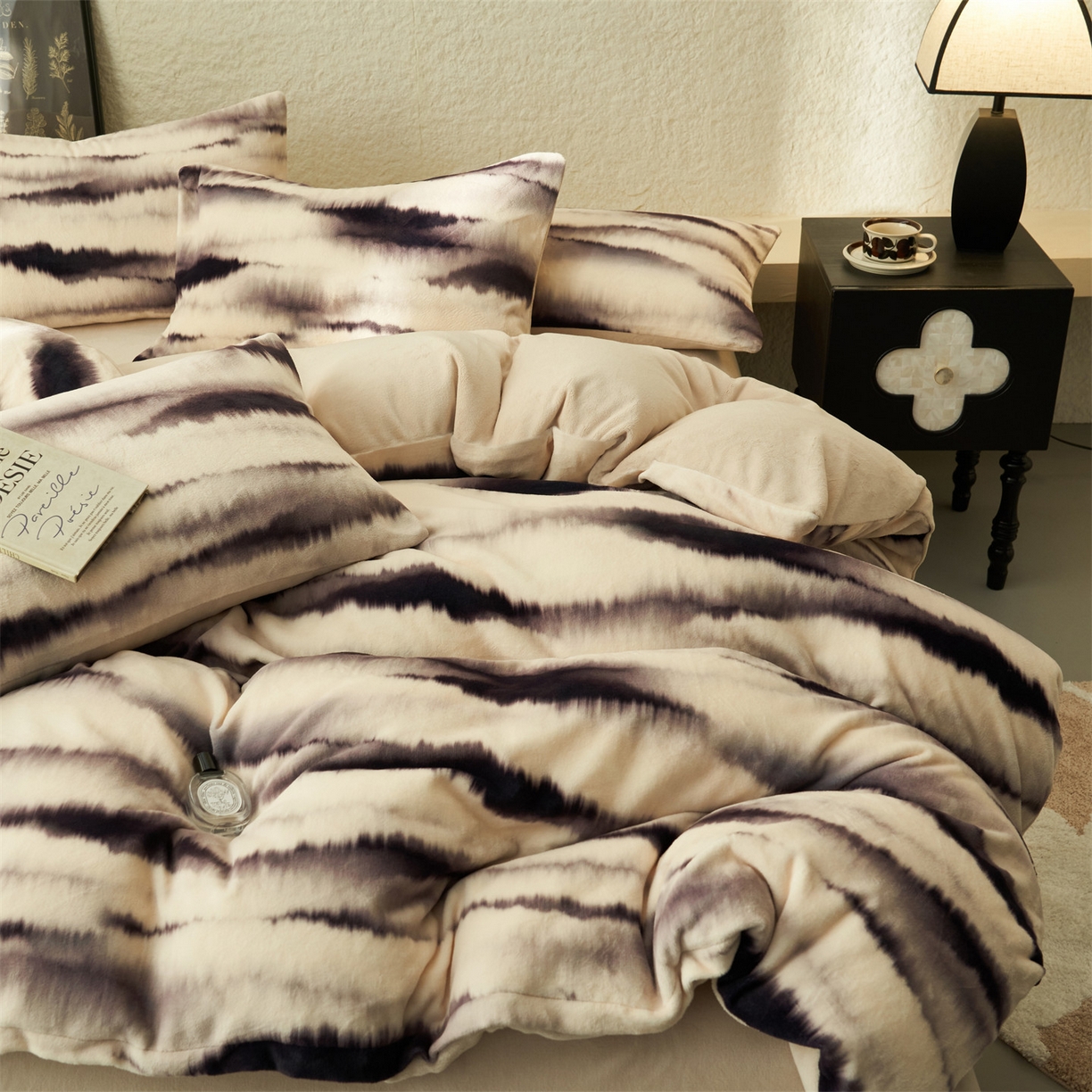 91家纺网 家纺一手货源 找家纺 金鹰 2025新款A类数码印花牛奶绒四件套绒套件 迟迟晚云