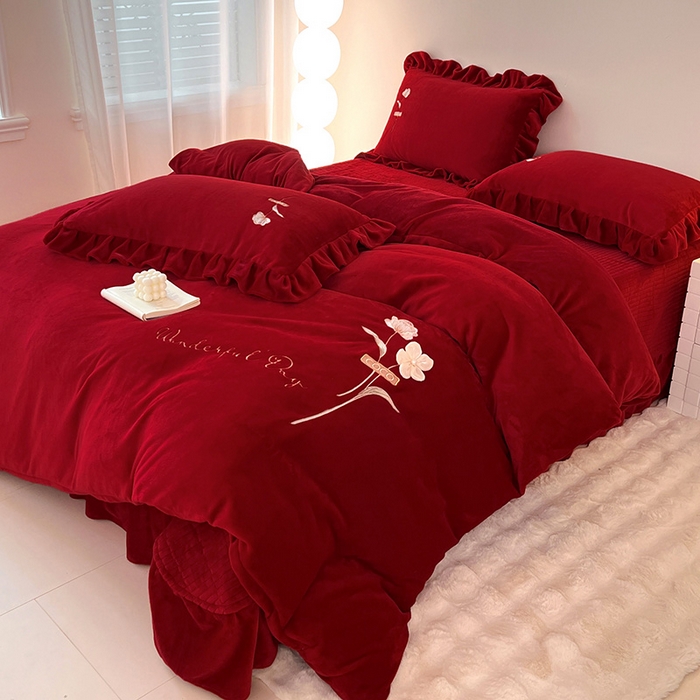 91家纺网 家纺一手货源 找家纺 梦莱斯 2025新款全消光床盖款牛奶绒刺绣四件套-山茶花 山茶花-大红