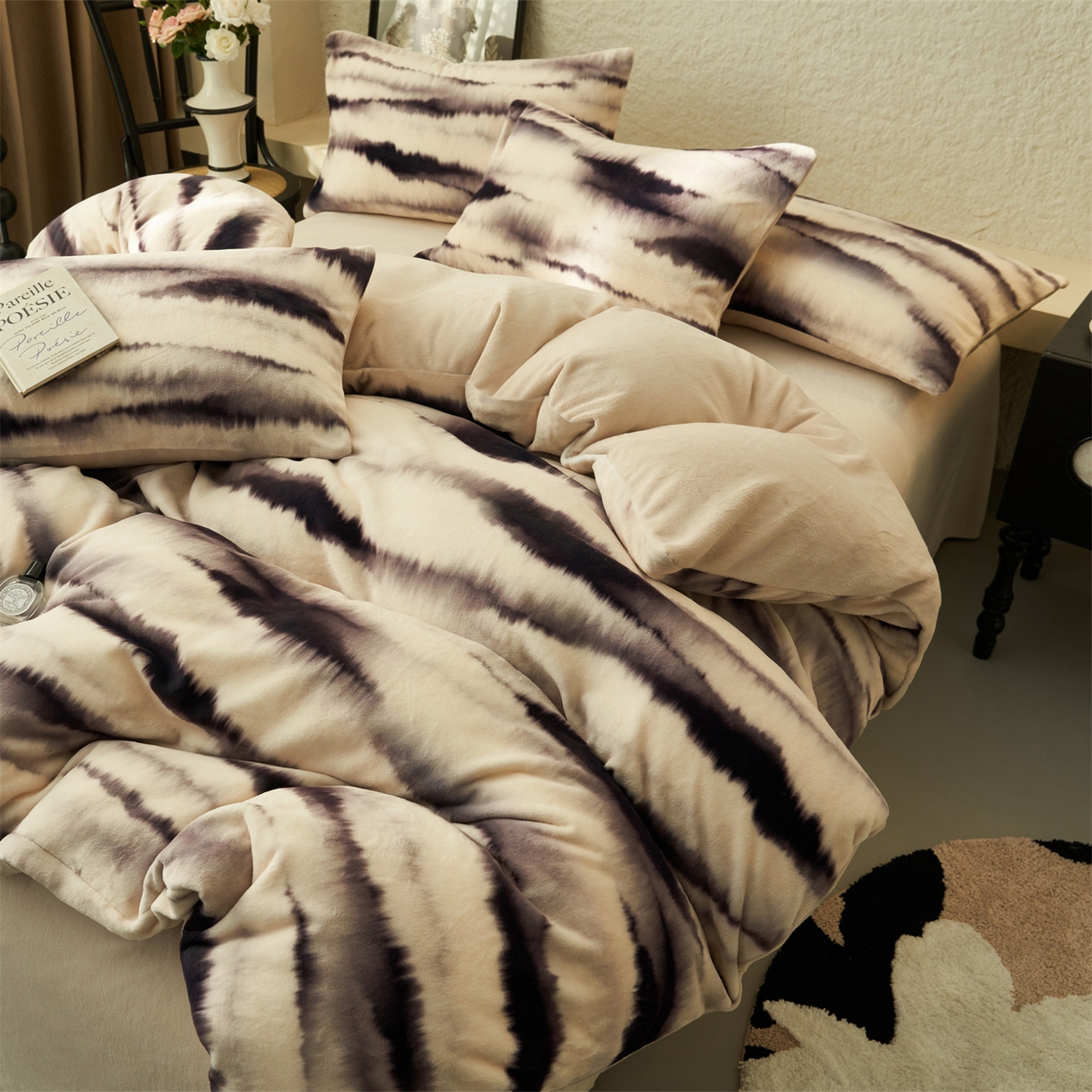 91家纺网 家纺一手货源 找家纺 金鹰 2025新款A类数码印花牛奶绒四件套绒套件 迟迟晚云