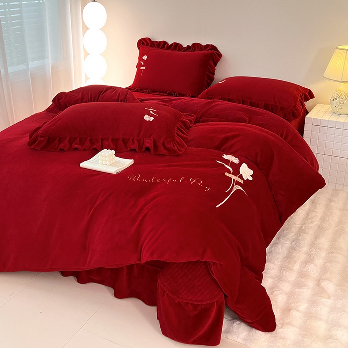 91家纺网 家纺一手货源 找家纺 梦莱斯 2025新款全消光床盖款牛奶绒刺绣四件套-山茶花 山茶花-大红