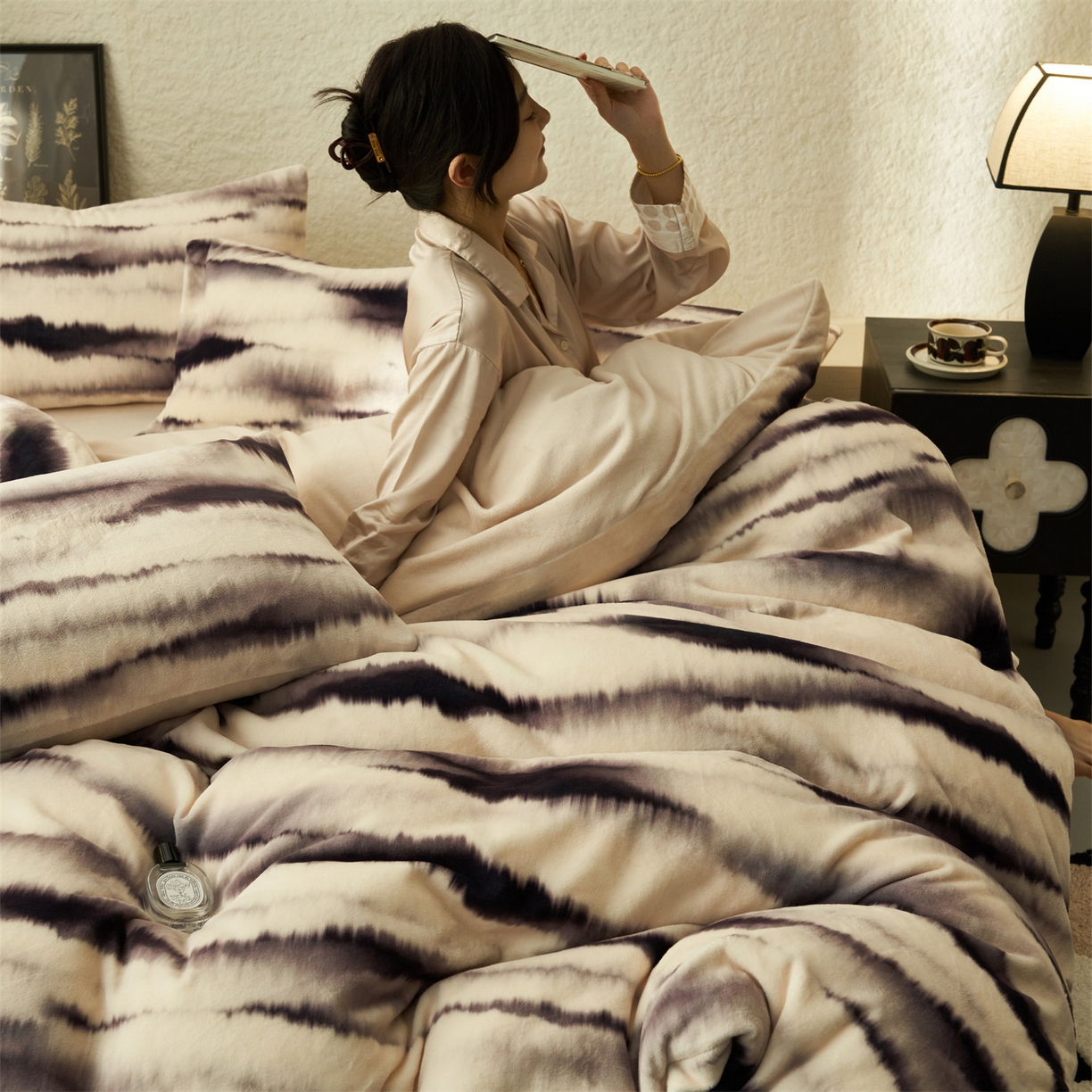 91家纺网 家纺一手货源 找家纺 金鹰 2025新款A类数码印花牛奶绒四件套绒套件 迟迟晚云