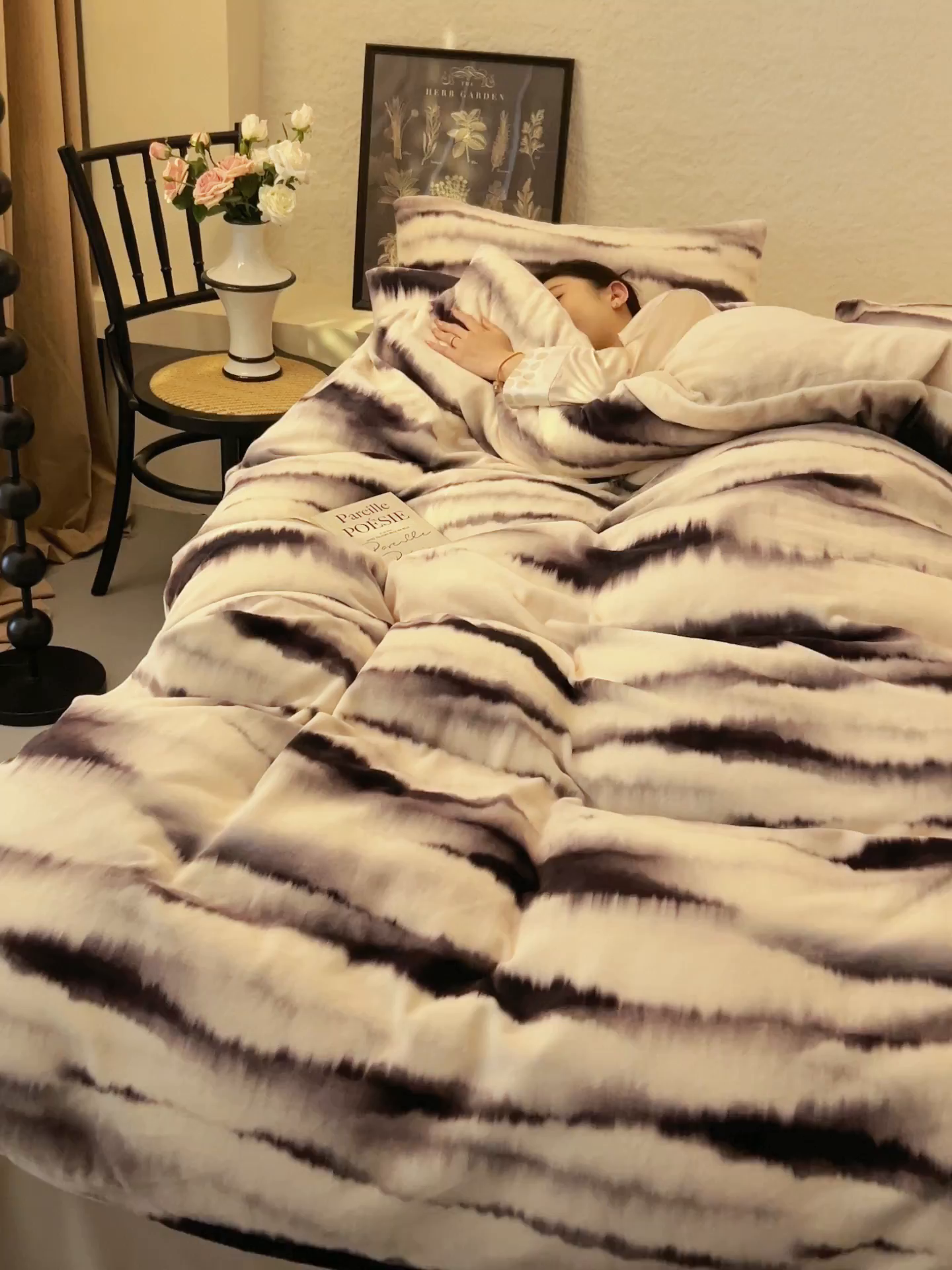 91家纺网 家纺一手货源 找家纺 金鹰 2025新款A类数码印花牛奶绒四件套绒套件 迟迟晚云