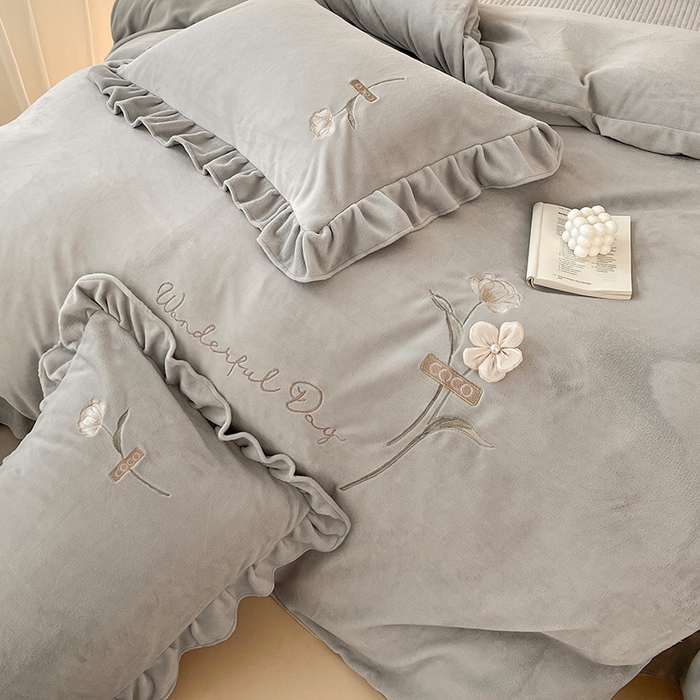 91家纺网 家纺一手货源 找家纺 梦莱斯 2025新款全消光床盖款牛奶绒刺绣四件套-山茶花 山茶花-灰