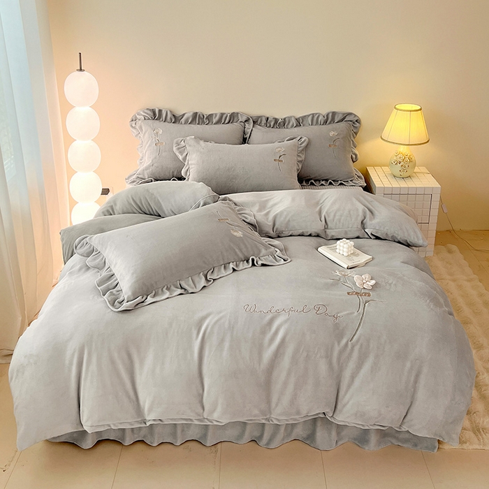 91家纺网 家纺一手货源 找家纺 梦莱斯 2025新款全消光床盖款牛奶绒刺绣四件套-山茶花 山茶花-灰