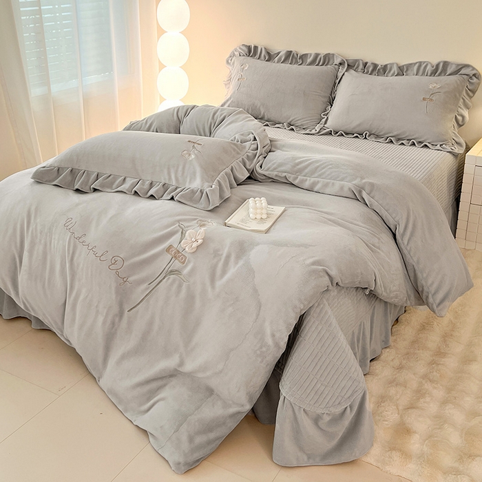 91家纺网 家纺一手货源 找家纺 梦莱斯 2025新款全消光床盖款牛奶绒刺绣四件套-山茶花 山茶花-灰