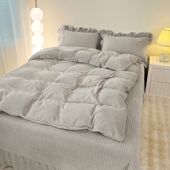 91家纺网 家纺一手货源 找家纺 梦莱斯 2025新款全消光床盖款牛奶绒刺绣四件套-山茶花 山茶花-灰