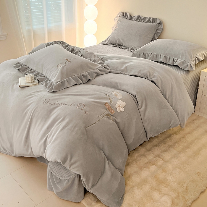 91家纺网 家纺一手货源 找家纺 梦莱斯 2025新款全消光床盖款牛奶绒刺绣四件套-山茶花 山茶花-灰