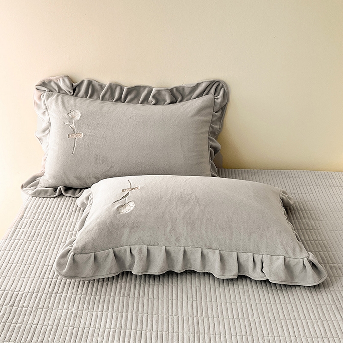 91家纺网 家纺一手货源 找家纺 梦莱斯 2025新款全消光床盖款牛奶绒刺绣四件套-山茶花 山茶花-灰