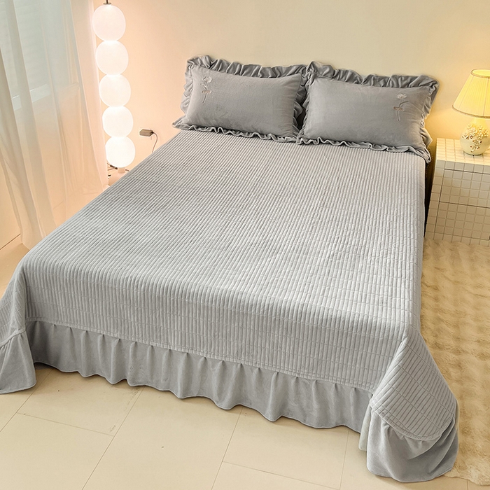 91家纺网 家纺一手货源 找家纺 梦莱斯 2025新款全消光床盖款牛奶绒刺绣四件套-山茶花 山茶花-灰