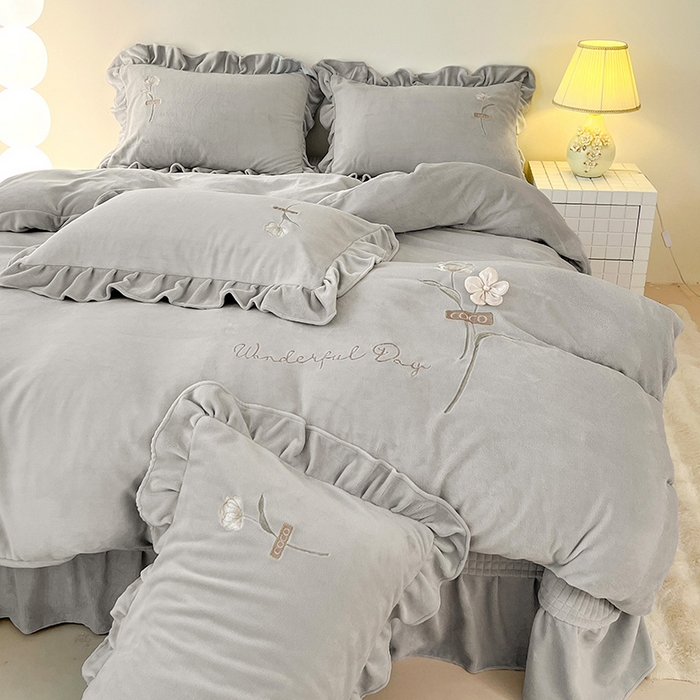 91家纺网 家纺一手货源 找家纺 梦莱斯 2025新款全消光床盖款牛奶绒刺绣四件套-山茶花 山茶花-灰