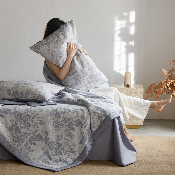 91家纺网 家纺一手货源 找家纺 宜代光年 2025新款60s水洗棉全棉提花夏被 繁花-紫