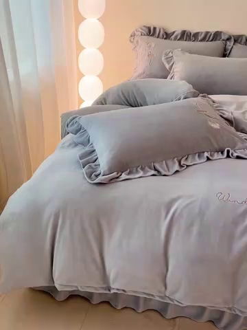 91家纺网 家纺一手货源 找家纺 梦莱斯 2025新款全消光床盖款牛奶绒刺绣四件套-山茶花 山茶花-灰