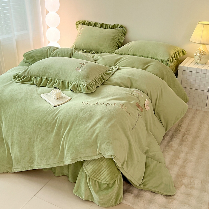 91家纺网 家纺一手货源 找家纺 梦莱斯 2025新款全消光床盖款牛奶绒刺绣四件套-山茶花 山茶花-绿