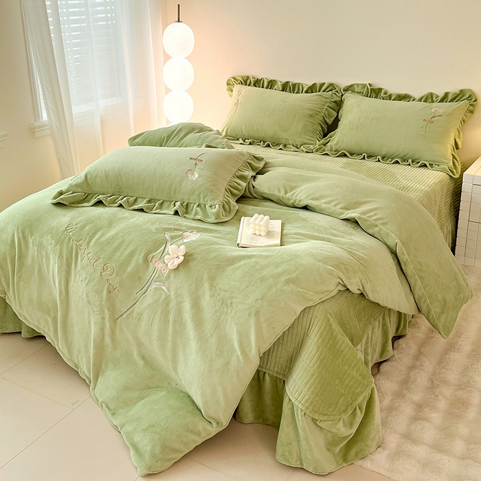 91家纺网 家纺一手货源 找家纺 梦莱斯 2025新款全消光床盖款牛奶绒刺绣四件套-山茶花 山茶花-绿