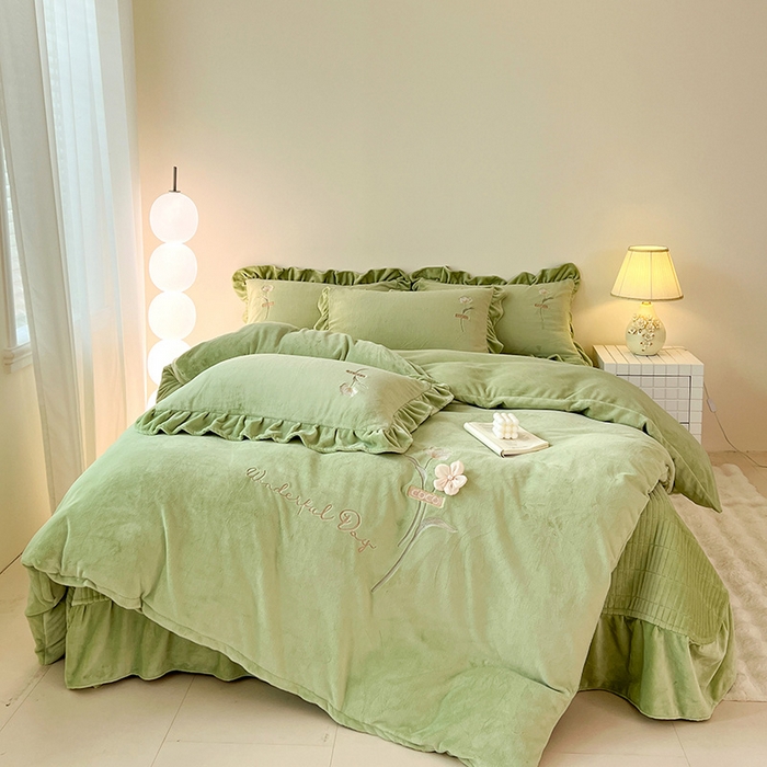 91家纺网 家纺一手货源 找家纺 梦莱斯 2025新款全消光床盖款牛奶绒刺绣四件套-山茶花 山茶花-绿