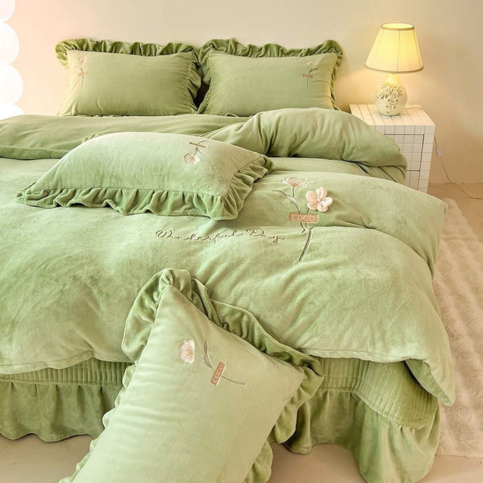91家纺网 家纺一手货源 找家纺 梦莱斯 2025新款全消光床盖款牛奶绒刺绣四件套-山茶花 山茶花-绿