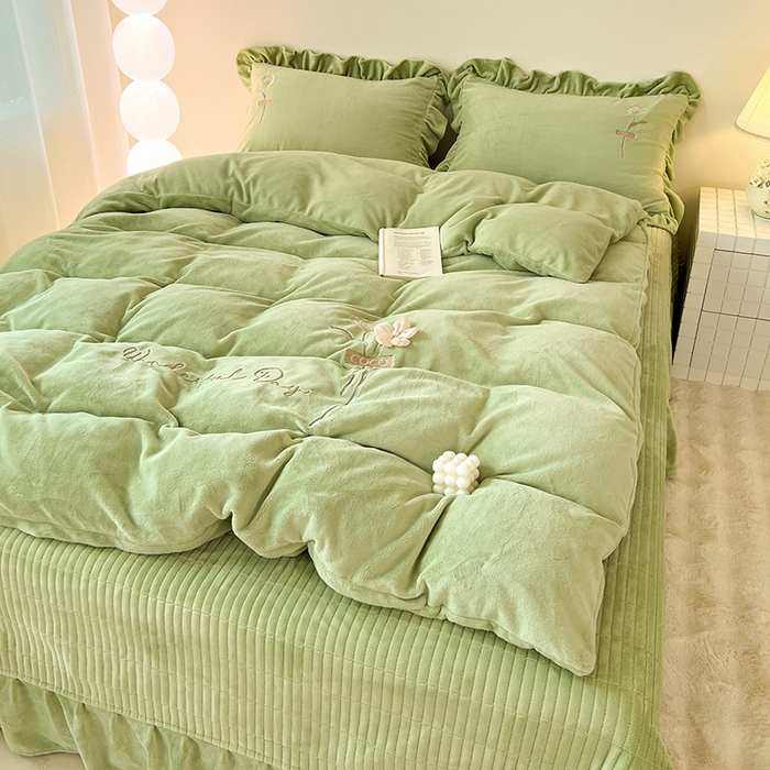 91家纺网 家纺一手货源 找家纺 梦莱斯 2025新款全消光床盖款牛奶绒刺绣四件套-山茶花 山茶花-绿