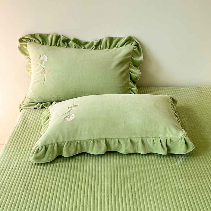 91家纺网 家纺一手货源 找家纺 梦莱斯 2025新款全消光床盖款牛奶绒刺绣四件套-山茶花 山茶花-绿